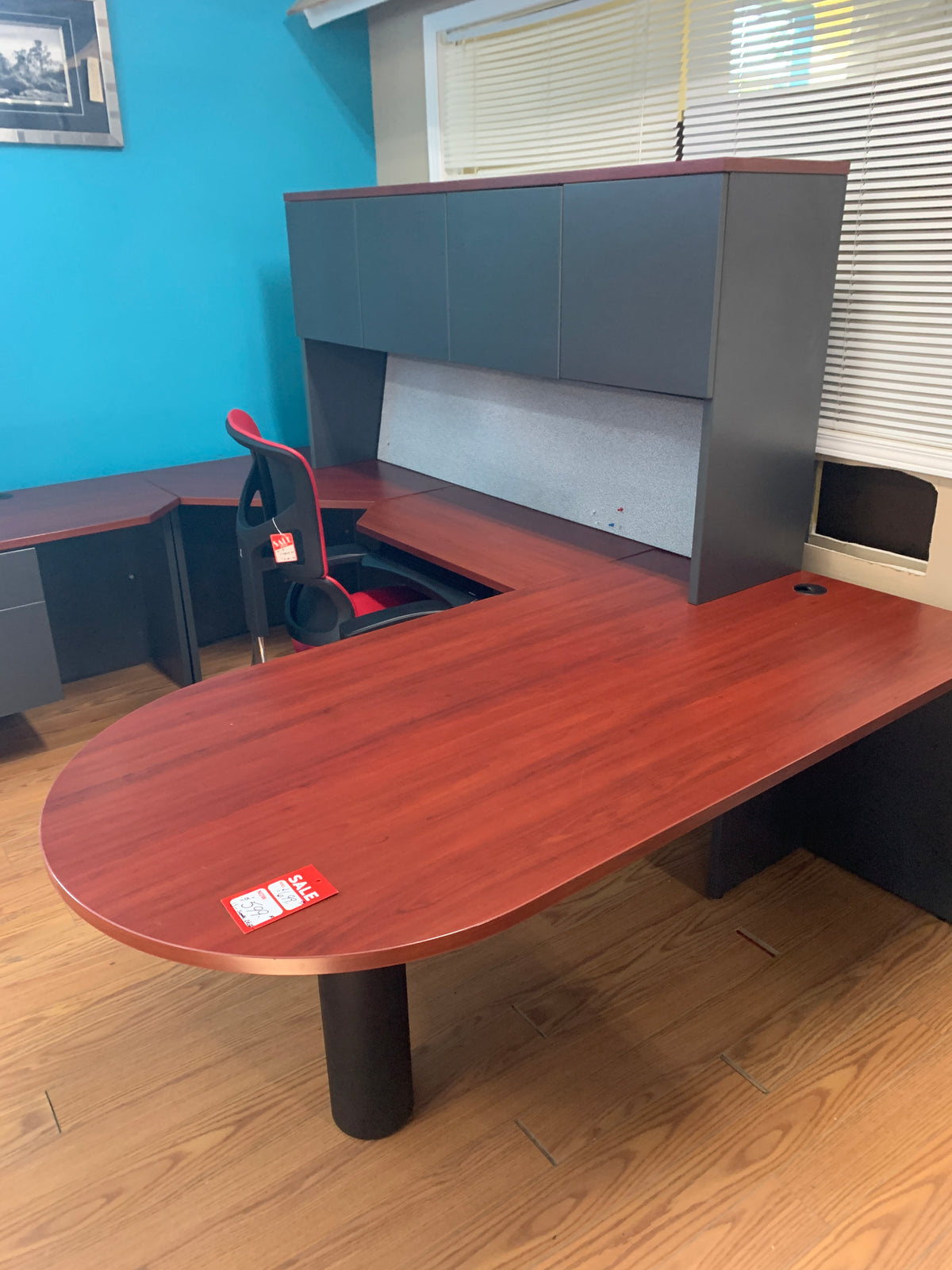 Preloved U- shape desk unit with upper hutch
