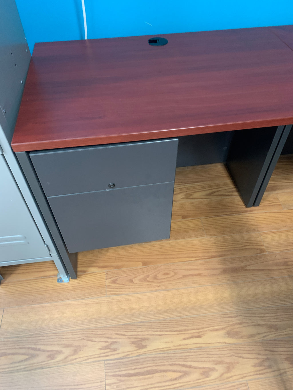 Preloved U- shape desk unit with upper hutch