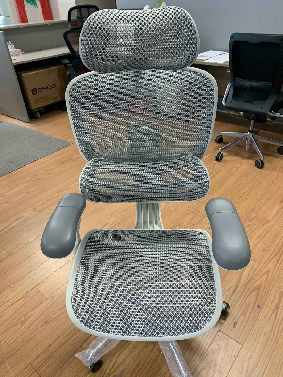 Floor Model SIHOO C-300 PRO-V-2 task chair