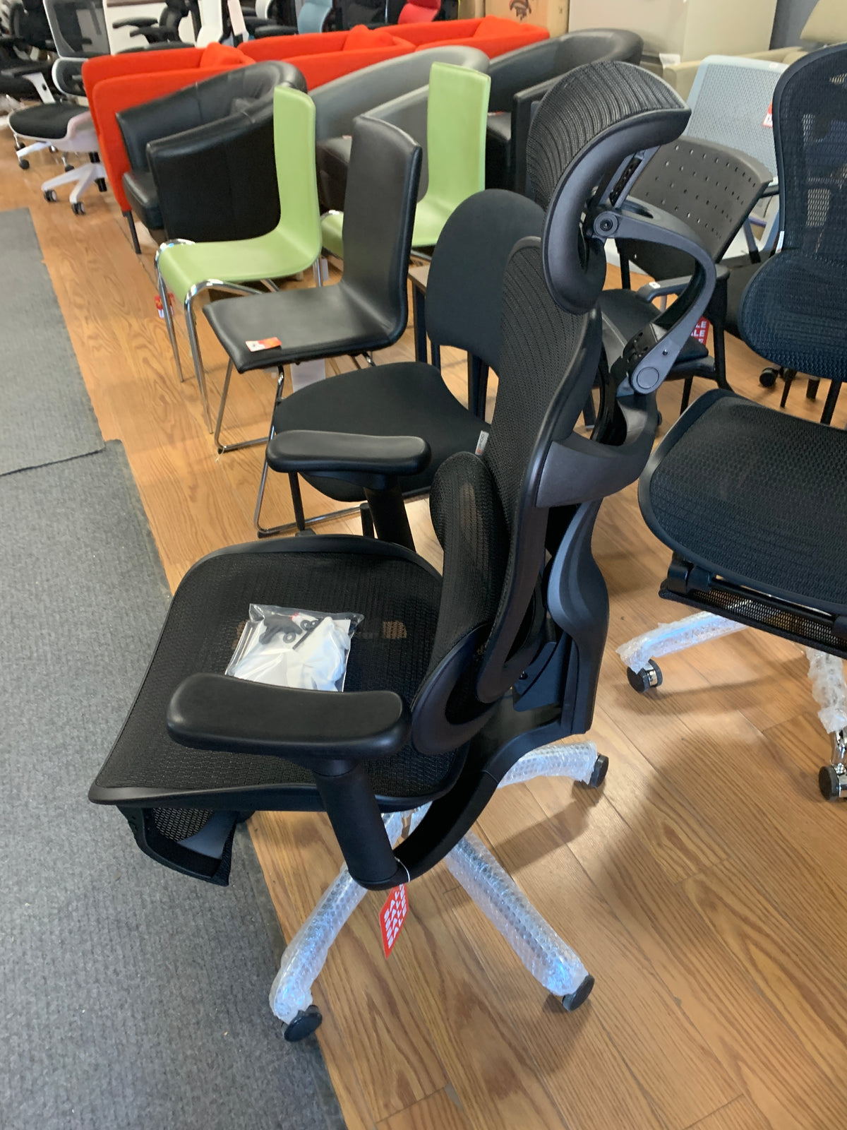Floor Model SIHOO Doro C-300-L office task chair